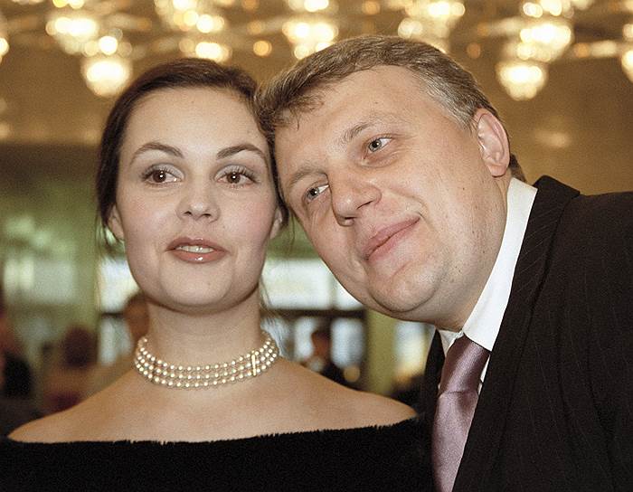 С июля по декабрь 1999 года Павел Шеремет был ведущим субботней еженедельной информационно-аналитической программы «Время» на канале ОРТ (на фото с телеведущей Екатериной Андреевой). С февраля по март 2000 года являлся автором и ведущим воскресной «Информационной программы с Павлом Шереметом» 