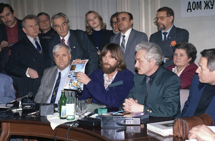 В 1992–1998 годах путешественник участвовал в проекте «Семь вершин мира» и совершил восхождение сначала на Эльбрус, а позднее и на Эверест На фото: пресс-конференция Федора Конюхова (в центре с журналом) накануне вылета в Кению для покорения вершины Килиманджаро