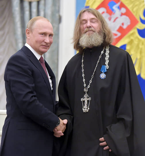 Федор Конюхов — протоиерей Русской православной церкви московского патриархата. 23 мая 2010 года в Запорожье епископом Запорожским и Мелитопольским Иосифом он был возведен в сан диакона, а 19 декабря того же года рукоположен в сан священника На фото: с президентом РФ Владимиром Путиным