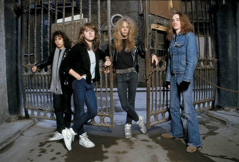 После переезда в Сан-Франциско Metallica стала выступать в местных ночных клубах вместе с группой Exodus. В апреле 1983 года за пьянство и агрессивное поведение из группы был изгнан Дейв Мастейн, на место которого пришел соло-гитарист Кирк Хэммет из Exodus. В 1983 году музыканты подписали контракт с лейблом Megaforce Records в Нью-Йорке. В том же году Metallica записала свой первый альбом «Kill 'Em All», а годом позже — «Ride The Lightning». Критики были в восторге  Слева направо: Кирк Хэммет, Ларс Ульрих, Джеймс Хэтфилд, Клифф Бертон 
