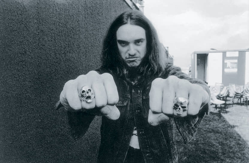 Альбом «Master of Puppets» вышел в марте 1986 года, став третьим диском Metallica. Некоторые музыкальные критики считают его «одним из величайших хэви-метал-альбомов всех времен». 27 сентября 1986 года во время турне в аварии погиб Клифф Бертон (на фото). Автобус с музыкантами занесло на скользкой дороге, он перевернулся. Бертона выбросило из окна и придавило автобусом. С благословения семьи погибшего участники группы начали поиски замены. В 2011 году журнал The Rolling Stone включил Бертона в десятку лучших басистов в истории метал-музыки 