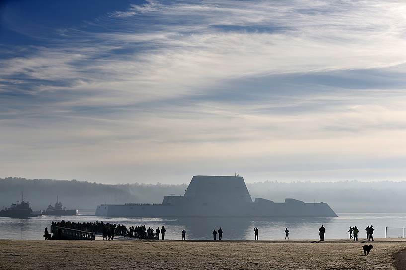 29 октября 2013 года на воду был спущен эсминец ВМС США DDG-1000 Zumwalt стоимостью $7 млрд. Длина составляет 182,9 м, ширина — 24,6 м, водоизмещение 13,2 тыс. тонн. Ввод корабля в боевой состав флота состоится 15 октября 2016 года. Ведется строительство второго и третьего эсминцев этого типа. Общая стоимость программы постройки трех кораблей оценивается в $22,4 млрд 