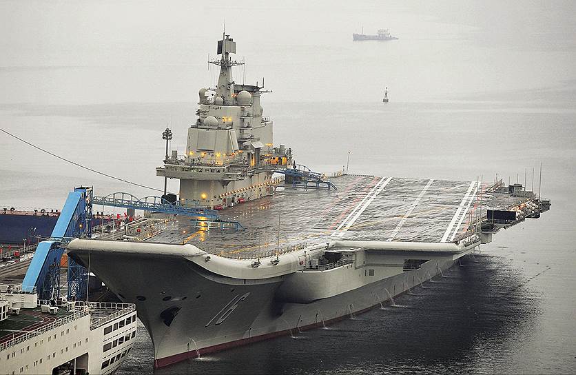 25 сентября 2012 года ВМС Китая приняли на вооружение первый авианосец «Ляонин». В 1998 году Китай приобрел у Украины за $20 млн недостроенный тяжелый авианесущий крейсер «Варяг» «для переоборудования в туристический аттракцион». «Варяг» был заказан для ВМФ СССР и заложен в 1988 году. После распада СССР крейсер, построенный на 67%, остался на верфи Николаевского судостроительного завода и отошел Украине. Водоизмещение корабля длиной 300 м превышает 65 тыс. тонн. Крейсер мог бы нести на борту до 60 самолетов, для которых были оборудованы три взлетно-посадочные полосы, также он был вооружен ракетными комплексами. Его общая стоимость составляла на тот период около $2,4 млрд 