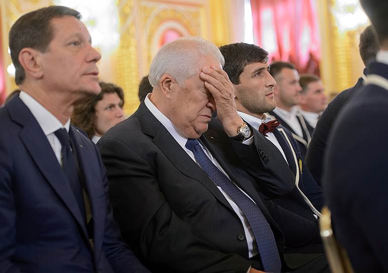 Слева направо: президент Олимпийского комитета России Александр Жуков, почетный член МОК, руководитель комиссии ОКР по антидопинговым разбирательствам Виталий Смирнов и борец вольного стиля Аниуар Гедуев во время встречи с Владимиром Путиным 