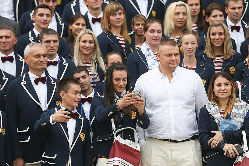 Двукратная олимпийская чемпионка Елена Исинбаева (вторая слева) и члены олимпийской сборной России 