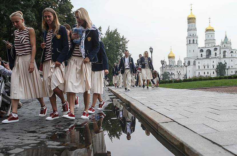 Члены олимпийской сборной России в Александровском саду 