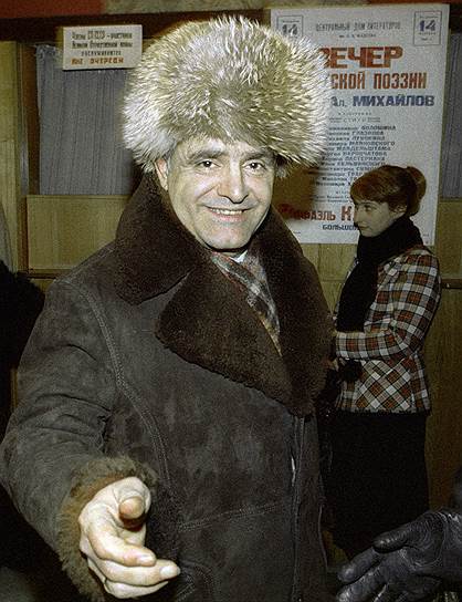 В 1957 году вышел его первый сборник стихов на русском языке под названием «Горные тропы», однако известность пришла к Искандеру почти 10 лет спустя — после публикации повести «Созвездие Козлотура», задуманной как сатира на сельскохозяйственные проекты оттепели. Испытывая тяжелое недоумение от кампании повсеместного внедрения кукурузы, писатель находит в абхазской газете восторженную статью о новом эксперименте — скрещивании козла и тура. Реальная инициатива становится поводом для гротескного эпоса о необыкновенном животном, рассказанного от лица корреспондента областной газеты
