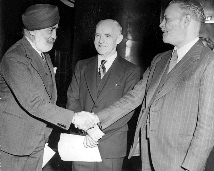 В 1957 году Кашмир официально вошел в Индийский Союз, где ему был предоставлен особый статус. Согласно 370 статье Конституции Индии, индийцы, не являющиеся кашмирцами, до сих пор не могут приобретать недвижимость в регионе На фото: представитель Индии в ООН Харендра Сингх Малик (слева), официальный представитель ООН на переговорах между Индией и Пакистаном Франк Грехэм (в центре) и представитель Пакистана в ООН Мухаммад Хан Зафрулла