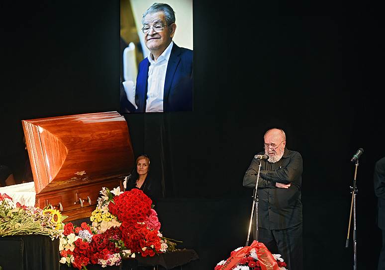 Писатель Евгений Попов во время церемонии прощания 