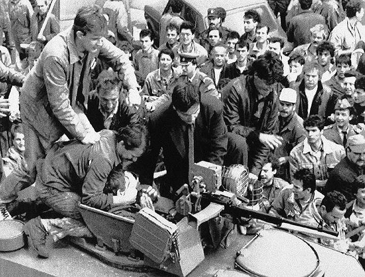 25 июня 1991 года после одностороннего провозглашения Словенией независимости от Югославии на территории страны начался вооруженный конфликт. Словенские подразделения территориальной обороны и специальные формирования МВД заблокировали пограничные пункты, чтобы Югославская народная армия (ЮНА) не смогла пройти 