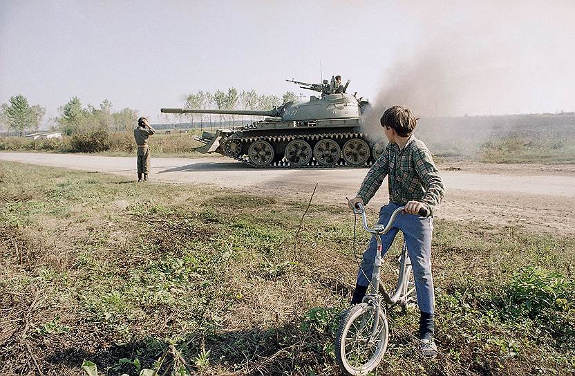В июне 1991 года Хорватия начала процесс отделения от социалистической Югославии. Для защиты границ власти республики объявили всеобщую мобилизацию — к концу года численность хорватских войск достигла 110 тыс. человек. На территориях, подконтрольных республиканским властям, начались этнические чистки. В Западной Славонии сербы были полностью изгнаны из 10 городов и 183 сел 