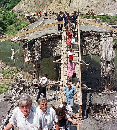 С 1994 года поддержку боснийской и хорватской армиям оказывали военные Северо-Атлантического альянса. А летом 1995 года представители НАТО начали бомбить сербские позиции с воздуха. Были разрушены военные объекты, центры связи и системы ПВО — сербы были вынуждены подписать соглашение о прекращении огня 
