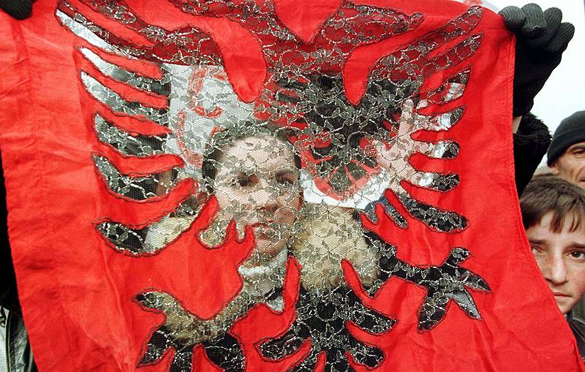 Летом 1998 года сербским военным удалось разрушить опорные пункты ОАК, которая контролировала 40% территории Косово. Это стало поводом для вмешательства НАТО в конфликт. Альянс начал операцию «Союзническая сила» 