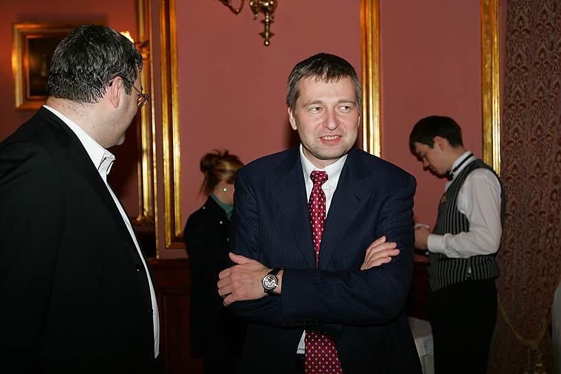 13 мая 2014 года суд Женевы решил, что российский бизнесмен Дмитрий Рыболовлев после развода должен передать своей бывшей супруге Елене 4,02 млрд швейцарских франков ($4,5 млрд), кроме того, она получила право опеки над их младшей дочерью. Помимо денег суд обязал бывшего владельца «Уралкалия» передать бывшей жене часть имущества (украшения, а также недвижимость в Швейцарии более чем на $500 млн). В июне 2015 года суд Женевы снизил сумму отступных до $603 млн На фото: Дмитрий Рыболовлев (в центре) 
