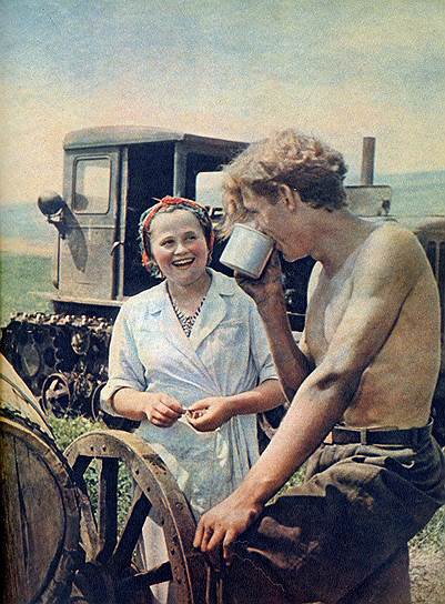 Всего в 1954–1959 годах в кампании по освоению новых сельхоз угодий участвовали 1,7 млн человек «Молодые целинники - тракторист и повар бригады приехали на целину» 