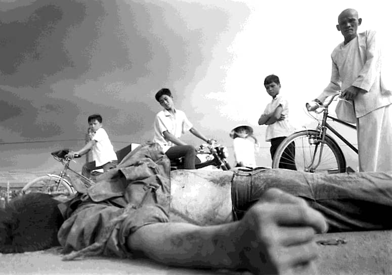 Эдди Адамс. 5 мая 1968  года. «Молодые вьетнамцы смотрят на убитого военного» В мае 1968 года северовьетнамская коммунистическая армия начала наступление в китайском районе Сайгона. В ходе коротких столкновений погибли несколько мирных жителей, но серьезных военных успехов операция не принесла 