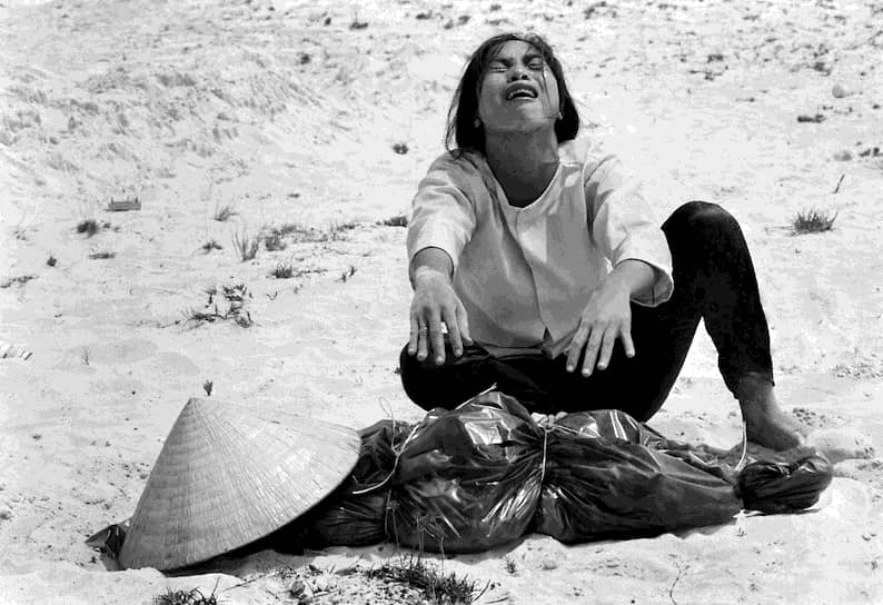 Хорст Фаас. 11 апреля 1969 года. «Женщина плачет над телом своего мужа, найденного в братской могиле южновьетнамских военных» 18 лет войны силы Южного Вьетнама потеряли около 250 тыс. человек убитыми. При этом количество пострадавших мирных жителей до сих пор точно не установлены 
