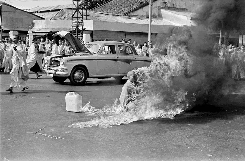 Малколм Браун. 11 июля 1963 года. «Буддистский монах Тхить Куанг Дык во время акта самосожжения в Сайгоне» В 1963 году в Южном Вьетнаме назрел так называемый «буддистский кризис» после того, как власти республики разогнали религиозную демонстрацию. Во время акции погибли девять человек. В знак протеста против гонений на буддистов монах Тхить Куанг Дык поджег себя  