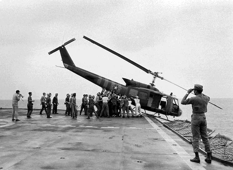 29 апреля 1975 года. «Военные сталкивают вертолет в море, чтобы освободить место для эвакуационных воздушных судов» 