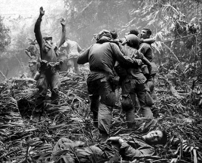 Арт Гринспон. 14 апреля 1968 года. «Американские военные помогают пострадавшим сослуживцам и сигнализируют вертолету медицинской помощи» 