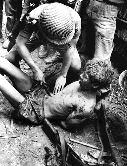 24 октября 1964 года. «Южновьетнамские военные допрашивают пленного из Северного Вьетнама» 