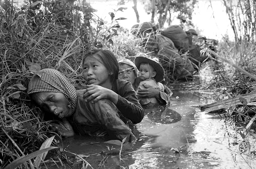 Хорст Фаас. 1 января 1966 года. «Женщины и дети укрываются в канале от бомбардировки северовьетнамских ВВС» 