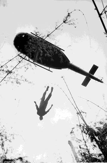 Генри Хьюет. 14 мая 1966 года. «Вертолет поднимает тело мертвого американского парашютиста, чтобы перевезти его из зоны военного конфликта» 