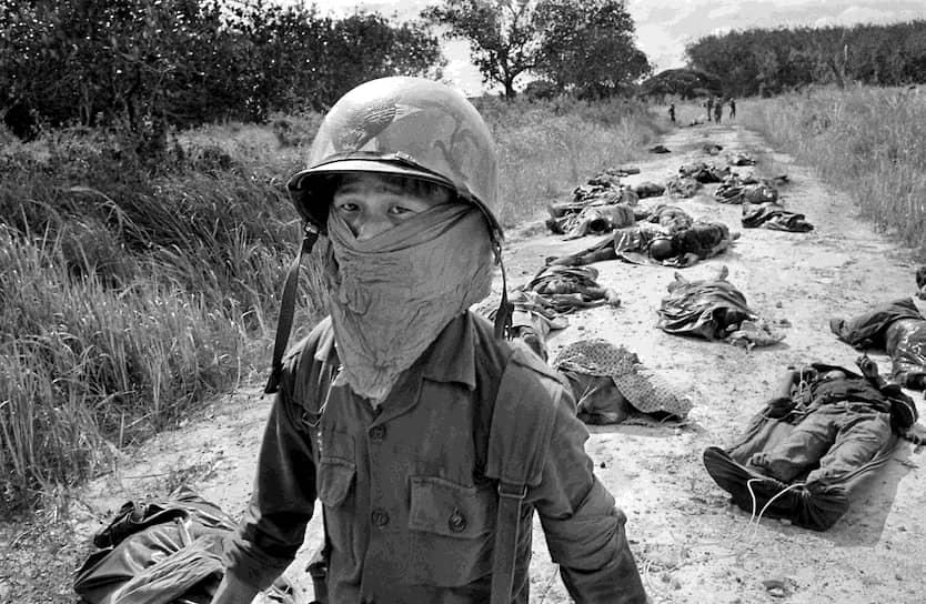 Хорст Фаас. 27 ноября 1965 года. «Южновьетнамский военный в повязке, защищающей от трупного запаха» Поздней осенью 1965 года началось первое столкновение регулярных войск США с военными Северного Вьетнама 