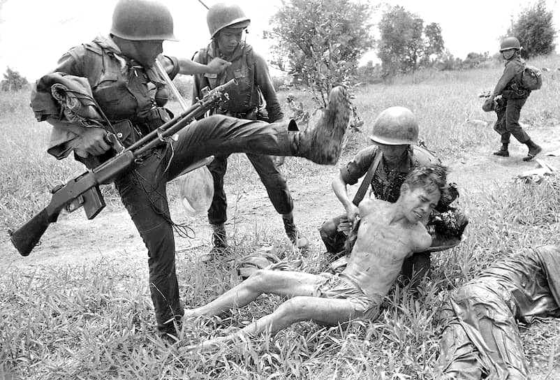 Ричард Меррон. 22 октября 1965 года. «Южновьетнамские военные избивают пленника» 
