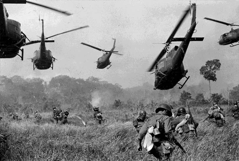 Хорст Фаас. 1 марта 1965. «Американские вертолеты прикрывают наступление южно вьетнамских войск под Тэйнином» В начале марта 1965 года Южновьетнамские ВВС совместно с военными из США начали операцию «Раскаты грома» — масштабные бомбардировки северовьетнамских позиций. Удары наносились по гражданским объектам и рисовым полям, чтобы вызвать панику и неурожай в Северном Вьетнаме 