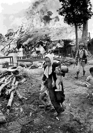 Хорст Фаас. 15 июля 1963 года. «Женщина с детьми бежит из горящего дома»  Всего за время войны более 700 тыс. граждан Южного Вьетнама покинули свои дома 