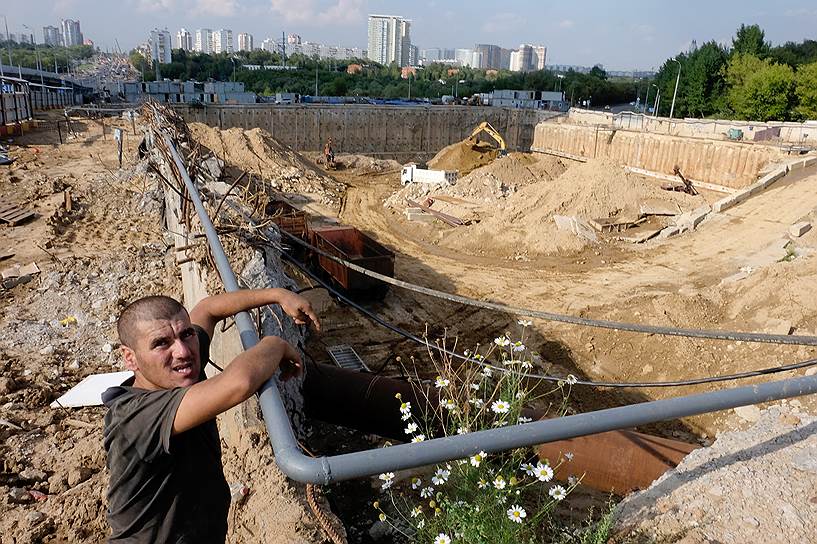 «Аквадром» на Аминьевском шоссе. Строительство 11-этажного аквапарка с пятью бассейнами, легкоатлетическим манежем и гостиницей началось в 1998 году, однако спустя три года было заморожено. В 2007-м объект выкупила компания «Финленд», заявив о намерении возвести на месте недостроенного аквапарка торгово-развлекательный центр. За время простоя недостроенного здания его железобетонные конструкции стали непригодны для дальнейшей эксплуатации. В 2014 году начался их демонтаж. В марте 2016 года было объявлено, что на месте долгостроя появится многофункциональный центр площадью 134 тыс. кв. м.