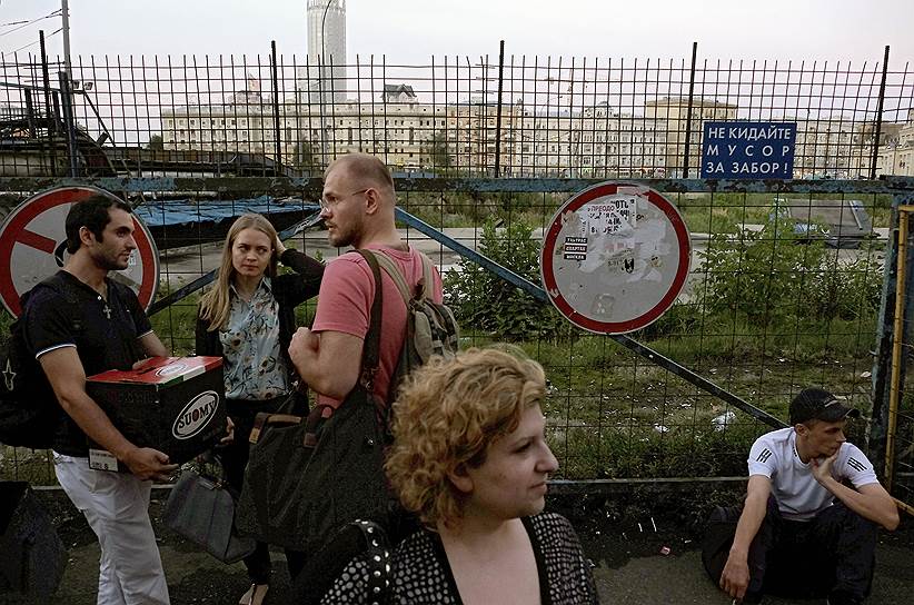 Торговый центр «Павелецкий». Подземный торговый центр на Павелецкой площади начали возводить в 2002 году. В 2007 году проект купила группа «Евразия» казахского предпринимателя Мухтара Аблязова, достроить центр планировали к 2010 году. Однако в том же году предпринимателя, на тот момент живущего в Лондоне, обвинили в хищении $5 млрд. В январе 2017 года стало известно, что торговый центр достроит казахстанский «БТА банк»