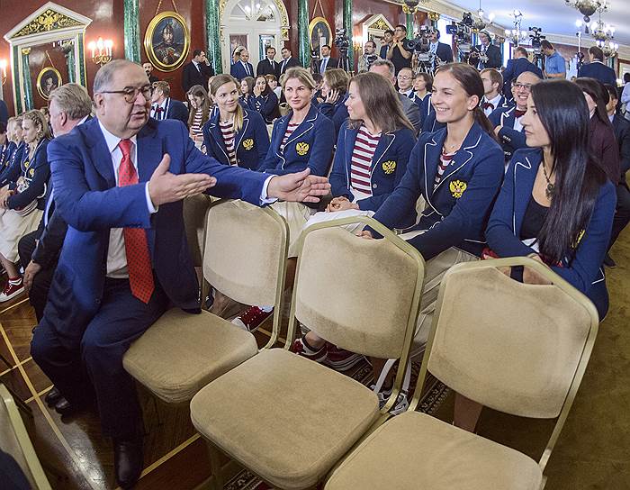 Слева направо: президент Федерации фехтования России, президент Международной федерации фехтования Алишер Усманов, олимпийские чемпионки по фехтованию на саблях Екатерина Дьяченко, Инна Дериглазова, Юлия Гаврилова, Софья Великая и Яна Егорян