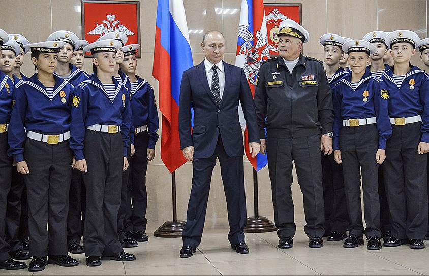 Президент России Владимир Путин (слева) и начальник Владивостокского президентского кадетского училища контр-адмирал запаса Владимир Бураков