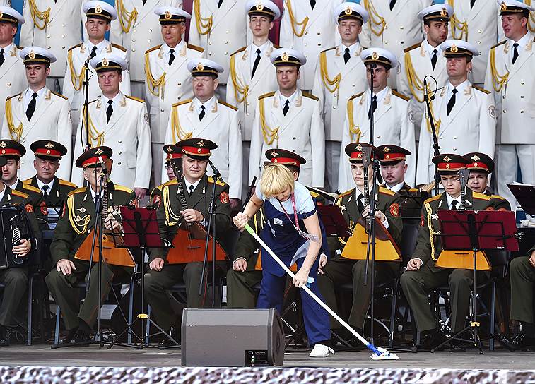 Кубинка, Россия. Подготовка перед началом церемонии открытия международного военно-технического форума «Армия-2016» 
