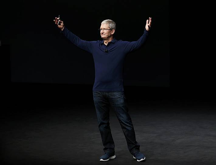 Глава корпорации Apple Тим Кук во время презентации