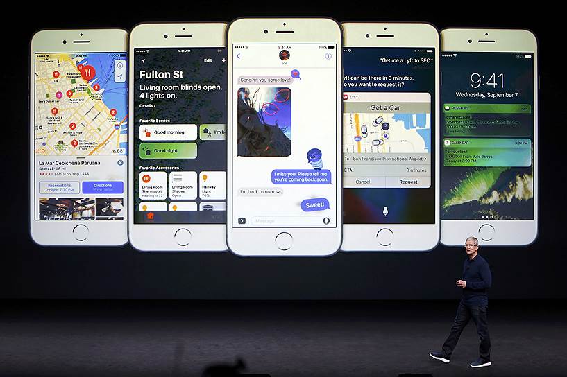 Глава корпорации Apple Тим Кук во время презентации