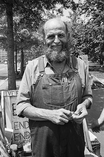 Осенью 1986 года в СССР загремело имя ученого-астрофизика из США Чарльза Хайдера. 23 сентября он разбил палатку у стен Белого дома и объявил, что отказывается принимать пищу, пока администрация президента Рейгана не откажется от наращивания ядерного вооружения. Ученый требовал, чтобы к 2000 году США полностью ликвидировали этот тип оружия. Кроме того, ученый призывал запретить применение военной силы в международных отношениях