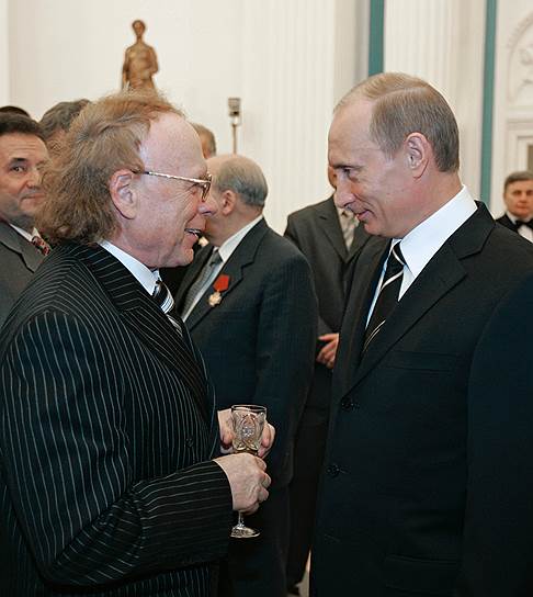 «У нас в России все секрет, и ничего не тайна» В 2006 году Эдварду Радзинскому вручили орден «За заслуги перед Отечеством» IV степени с формулировкой «За большой вклад в развитие отечественного телерадиовещания и многолетнюю плодотворную деятельность». Тогда же пользователи портала Rambler выбрали писателя «Человеком десятилетия» На фото: Эдвард Радзинский и президент России Владимир Путин