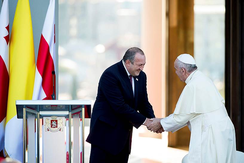 Президент Грузии Георгий Маргвелашвили и папа римский Франциск во время встречи в Авлабарском дворце 