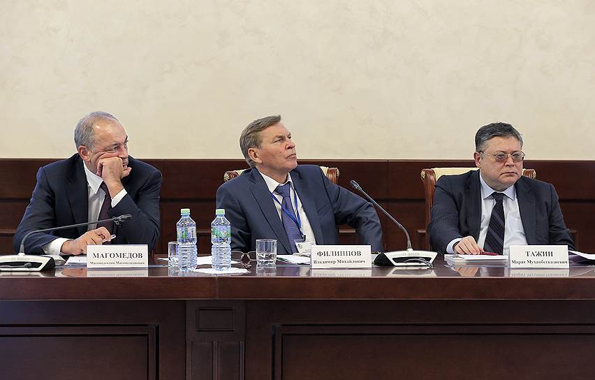 Слева направо: заместитель руководителя администрации президента РФ Магомедсалам Магомедов, ректор РУДН Владимир Филиппов и посол Казахстана в России Марат Тажин 