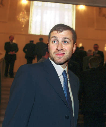 В одном из интервью Борис Немцов рассказывал о первой встрече с Романом Абрамовичем: «В первый раз я увидел его на даче у Татьяны Юмашевой. Там какой-то парень все бегал, суетился. Я спрашиваю Таню: “Это кто?” Она отвечает: “Это Рома Абрамович. Он умеет дружить”». По мнению многих аналитиков и журналистов, именно тесные отношения с окружением президента позволили Абрамовичу добиться такого успеха