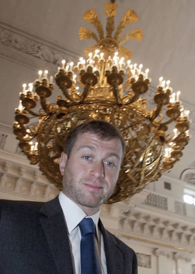 В этот же период Абрамович выкупил у своего партнера Бориса Березовского его долю в «Сибнефти», а также принадлежавшие Березовскому 49% акций телеканала ОРТ (сейчас — «Первый канал») и 26% акций «Аэрофлота». Долю в авиакомпании миллиардер продал в 2003–2005 годах. В сентябре 2005 года «Газпром» выкупил у Абрамовича 72,6% акций «Сибнефти» за $13 млрд. Такие действия привели к разрыву отношений двух бизнесменов. В 2007 году Березовский пытался добиться от Абрамовича компенсации в размере $5,6 млрд, утверждая, что продавал акции «под давлением властей». Судебная тяжба длилась несколько лет, однако в результате лондонский суд отклонил претензии Березовского