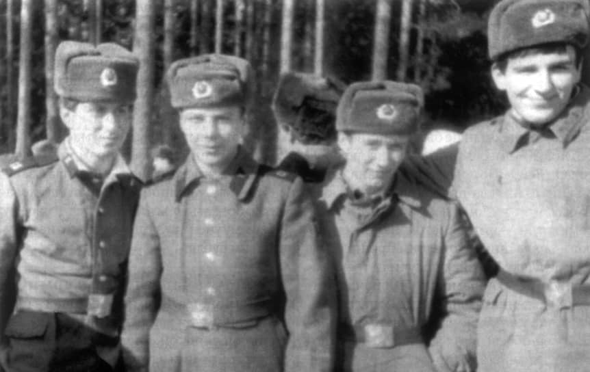 После окончания школы Роман Абрамович служил в артиллерийских частях во Владимирской области На фото: Роман Абрамович (слева) с сослуживцами