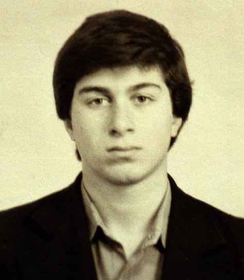 Роман Абрамович родился 24 октября 1966 года в Саратове. Его мать умерла, когда сыну был год. Отец, работавший в совнархозе в Коми, погиб в результате аварии на стройке, когда Роману было четыре года. После этого воспитанием мальчика занимался дядя, а после окончания первого класса Роман Абрамович переехал к родственникам в Москву, где и окончил школу