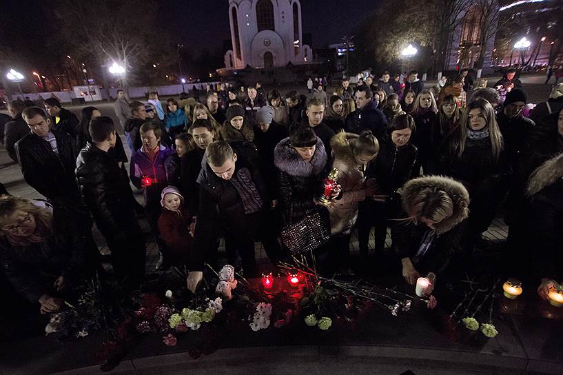 Крушение стало самой массовой гибелью граждан России в авиакатастрофе На фото: жители Калининграда возлагают цветы, свечи и детские игрушки в память о жертвах катастрофы на площади Победы