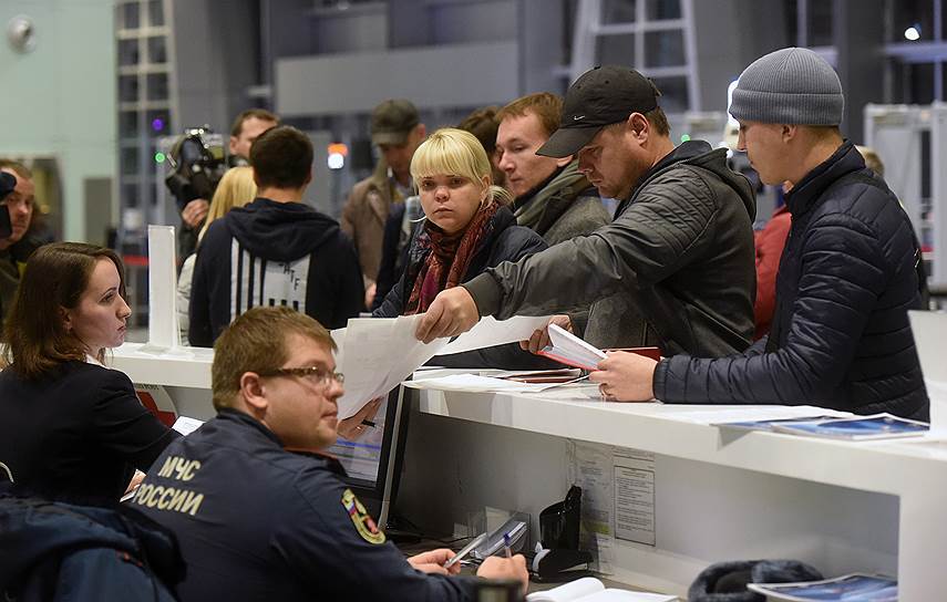 После трагедии СКР возбудил два уголовных дела — «Нарушение правил полетов и подготовки к ним» и «Оказание небезопасных услуг». Через неделю глава ФСБ Александр Бортников предложил приостановить полеты российских компаний в Египет, еще через несколько дней он доложил президенту Владимиру Путину, что катастрофа над Синаем — теракт На фото: пассажиры отмененных рейсов в Шарм-эш-Шейх и Хургаду в аэропорту Пулково