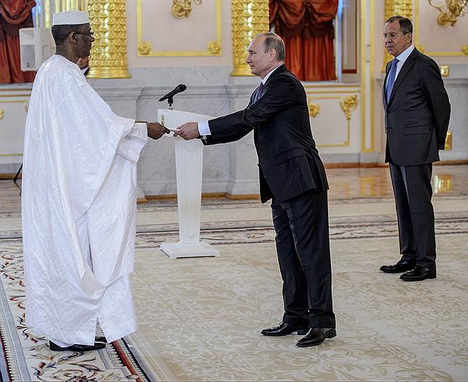 Слева направо: чрезвычайный и полномочный посол Республики Мали Тиефинг Конате, президент России Владимир Путин и министр иностранных дел России Сергей Лавров