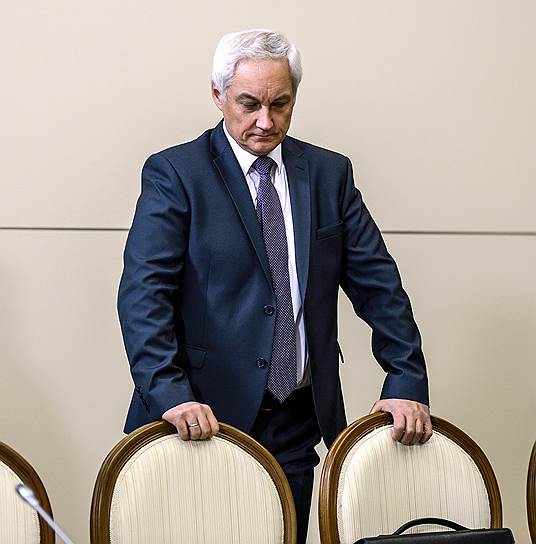 Помощник президента Андрей Белоусов не может не думать о том, что в кабинете министров вдруг стали появляться свободные стулья 